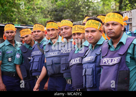 Dhaka, Bangladesch, 14. April 2018. Polizei in Bangladesch eine Parade der erste Tag der Bangla neues Jahr oder 'Pahela Baisshakh', in Dhaka, Bangladesch zu Feiern teilnehmen, am 14. April 2018. Tausende von Menschen in Bangladesch am Samstag feierte Bangla Neues Jahr 1425 mit Messen, Konzerte und Rallyes. Credit: Mamunur Rashid/Alamy leben Nachrichten Stockfoto