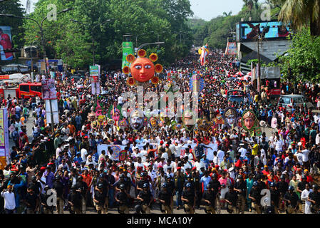 Dhaka, Bangladesch, 14. April 2018. Bangladeshi Polizisten escort eine Prozession von Menschen der erste Tag der Bangla neues Jahr oder 'Pahela Baisshakh', in Dhaka, Bangladesch zu Feiern, am 14. April 2018. Tausende von Menschen in Bangladesch am Samstag feierten ihr Neues Jahr mit Messen, Konzerte und Rallyes. Credit: Mamunur Rashid/Alamy leben Nachrichten Stockfoto