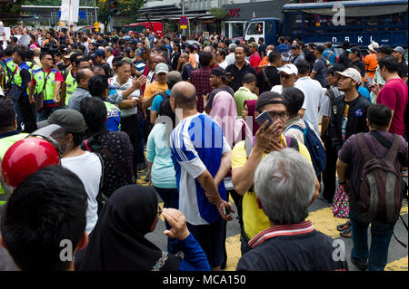 Kuala Lumpur, Malaysia, am 14. April 2018. Hunderte von Demonstranten in Kuala Lumpur, Malaysia, am 14. April 2018 versammelt, für "Die Tangkap (Haft) Jho Low" zu nennen. Malaysischer Geschäftsmann niedrige Taek Jho (im Volksmund bekannt als Jho Low), vorgeworfen, Links zu einem Grundstück zum Absaugen von Milliarden von Dollar von einem malaysischen Staat finanzieren. Stockfoto