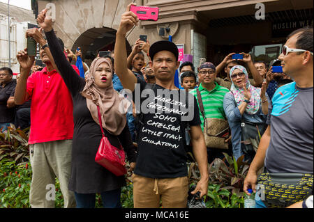 Kuala Lumpur, Malaysia, am 14. April 2018. Hunderte von Demonstranten in Kuala Lumpur, Malaysia, am 14. April 2018 versammelt, für "Die Tangkap (Haft) Jho Low" zu nennen. Malaysischer Geschäftsmann niedrige Taek Jho (im Volksmund bekannt als Jho Low), vorgeworfen, Links zu einem Grundstück zum Absaugen von Milliarden von Dollar von einem malaysischen Staat finanzieren. Stockfoto