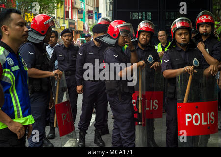 Kuala Lumpur, Malaysia, am 14. April 2018. Königliche malaysische Polizei aus dem Licht Strike Force (LSF) stehen an Aufmerksamkeit während eines Protestes in Kuala Lumpur, Malaysia, am 14. April 2018. Hunderte von Demonstranten in Kuala Lumpur gesammelt für die "Tangkap (Haft) Jho Low" zu nennen. Malaysischer Geschäftsmann niedrige Taek Jho (im Volksmund bekannt als Jho Low), vorgeworfen, Links zu einem Grundstück zum Absaugen von Milliarden von Dollar von einem malaysischen Staat finanzieren. Stockfoto