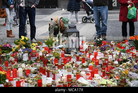 Deutschland, Münster, 14. April 2018. Ein Mann legt Blumen vor dem Restaurant "Großer Kiepenkerl" in der Nähe des Tatorts. Vor einer Woche, ein 48-jähriger tötete zwei Menschen bei einem Amoklauf. Danach kann er sich erschossen.# Foto: Ina Faßbender/dpa Stockfoto