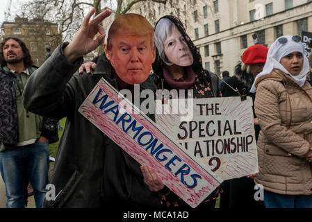 April 13, 2018 - London, UK. 13. April 2018. Die Demonstranten mit Masken von Trump und. Der Krieg und die Syrer Protest in Downing St stoppen Aufruf für Theresea kann ihre Pläne Syrien mit den USA und Frankreich zur Bombe zu stoppen Nach den Berichten über eine chemische Waffe Angriff gibt. Den Krieg Stoppen in einem Brief von MPs, Gewerkschafter und andere unterzeichnet übergeben und hielt eine Kundgebung auf der gegenüberliegenden Seite von Whitehall, mit Reden von Stop den Krieg und andere Aktivisten. Laut Chanten fortgesetzt und viele der Anwesenden überquerte die Straße draußen Downing St vor Blockieren beide Richtungsfahrbahnen von Whitehall zu protestieren. Nach Stockfoto