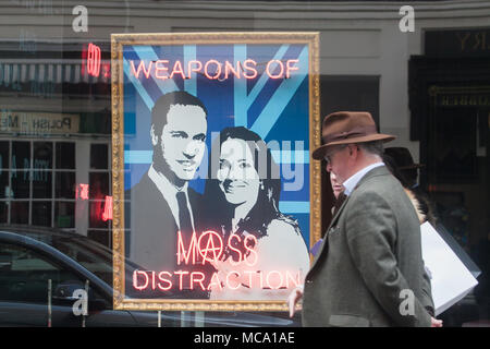 London, Großbritannien. 14. April 2018. "Massenvernichtungswaffen Ablenkung Artwork von Mark Slopers zeigt Porträts von Kate und William der Herzog und die Herzogin von Cambridge hängen von der Fenster einer Kunstgalerie in West London Credit: Amer ghazzal/Alamy leben Nachrichten Stockfoto