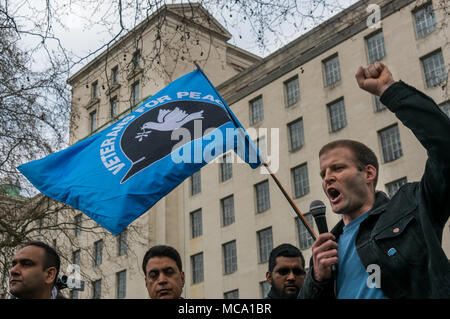 April 13, 2018 - London, UK. 13. April 2018. Ben Griffin. Veteranen für den Frieden. Der Krieg und die Syrer Protest in Downing St stoppen Aufruf für Theresea kann ihre Pläne Syrien mit den USA und Frankreich zur Bombe zu stoppen Nach den Berichten über eine chemische Waffe Angriff gibt. Den Krieg Stoppen in einem Brief von MPs, Gewerkschafter und andere unterzeichnet übergeben und hielt eine Kundgebung auf der gegenüberliegenden Seite von Whitehall, mit Reden von Stop den Krieg und andere Aktivisten. Laut Chanten fortgesetzt und viele der Anwesenden überquerte die Straße draußen Downing St vor Blockieren beide Richtungsfahrbahnen von Whitehall zu protestieren. Nach einigen m Stockfoto