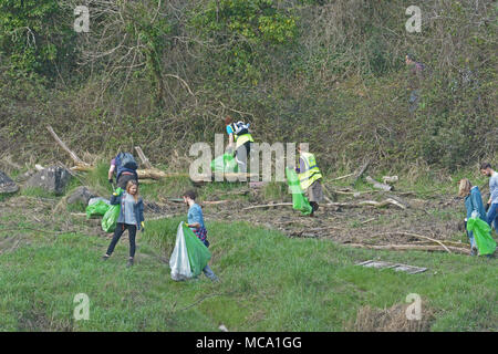 Bristol, Großbritannien, 14. April 2018. Tolle Plastik-Reinigung entlang der Avon-Schlucht, von der weltberühmten Clifton Suspension Bridge und von der Straßenseite, die Portway, die unter der Brücke verläuft, aus gesehen. Große Gruppen jeden Alters beginnen eine Massenreinigung. Robert Timoney/Alamy/Live/Nachrichten Stockfoto