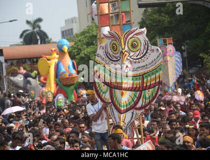 Dhaka. 14 Apr, 2018. Die Menschen feiern die bengalischen Neujahr 1425 in Dhaka, Bangladesch am 14. April 2018. Credit: Salim Reza/Xinhua/Alamy leben Nachrichten Stockfoto