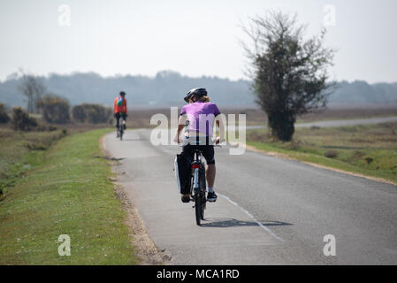 Radfahrer in der Nähe von Nomansland, New Forest, Hampshire, Großbritannien, 14.. April 2018, Teilnahme an der jährlichen Rundstrecke New Forest Spring Wiggle. Stockfoto