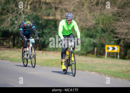 Radfahrer in der Nähe von Nomansland, New Forest, Hampshire, Großbritannien, 14.. April 2018, Teilnahme an der jährlichen Rundstrecke New Forest Spring Wiggle. Stockfoto