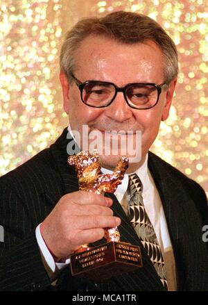 Eingereicht - 24. Februar 1997, Deutschland, Berlin: Milos Forman, Tschechisch-amerikanischen Filmregisseur, trägt den goldenen Bären, die er für den Film Biographie "Die Leute gegen Larry Flynt" beim International Film Festival erhalten. Academy Award Gewinner Milos Forman verstorben. Foto: Andreas Altwein/dpa Stockfoto