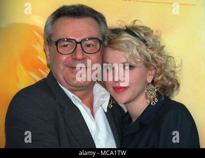 Eingereicht - 15. Februar 1997, Deutschland, Berlin: Die amerikanische Sängerin Courtney Love und Milos Forman, der tschechisch-amerikanische Regisseur, während einer Präsentation der Berlinale Film "Die Leute gegen Larry Flynt" in einem Hotel. Academy Award Gewinner Milos Forman verstorben. Foto: Nestor Bachmann/Zentralbild/dpa Stockfoto