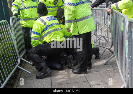 Kontrolle der Randox Gesundheit Grand National, Aintree, Liverpool, Merseyside. 14. April 2018. Credit: Mediaworld Images/Alamy leben Nachrichten Stockfoto