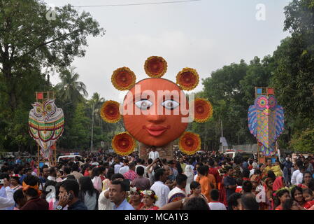 (180414) - DHAKA, 14. April 2018 (Xinhua) - die Menschen feiern die bengalischen Neujahr 1425 in Dhaka, Bangladesch am 14. April 2018. (Xinhua / Salim Reza) (swt) Stockfoto