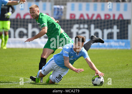 München, Deutschland. 14 Apr, 2018. Philipp Steinhart (TSV 1860 München), Aktion, Duellen. Fußball-Regionalliga Bayern: TSV München 1860 - VFB Eichstätt, 33. Spieltag, Spieltag 33, Saison 2017/18 am 14.04.2018, Stadion am Gruenwalder Straße. | Verwendung der weltweiten Kredit: dpa/Alamy leben Nachrichten Stockfoto