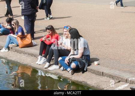 London, Großbritannien. 14. April 2018. Londoners genießen Sie die Frühlingssonne im Hyde Park als wärmere Temperaturen über das Wochenende prognostiziert werden und nächste Woche in vielen Teilen Großbritanniens Credit: Amer ghazzal/Alamy Live News Credit: Amer ghazzal/Alamy leben Nachrichten Stockfoto