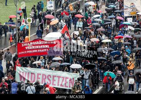 Berlin, Deutschland. 14 Apr, 2018. 14 April 2018, Deutschland, Berlin: Demonstranten gegen Wohnungsnot und Mieterhöhungen demonstrieren und tragen ein Schild mit der Aufschrift 'Widersetzen' (lit. widersetzen). Mehr als 130 Mieten und Stadtpolitik Gruppen aus Berlin rief zu einer Demonstration gegen steigende Mieten und Vertreibung unter dem Motto "Widersetzen · Gemeinsam gegen Verdrängung und Mietenwahnsinn" (Lit. Ablehnen - Gemeinsam gegen Vertreibung und Mieten, Wahnsinn). Credit: Carsten Koall/dpa/Alamy leben Nachrichten Stockfoto