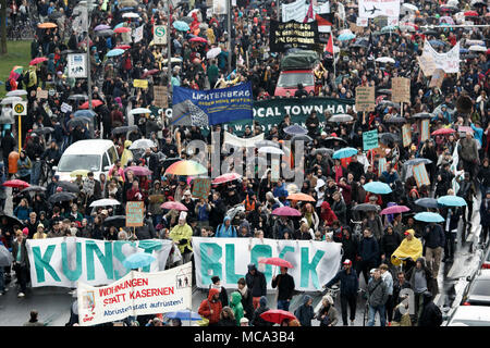 Berlin, Deutschland. 14 Apr, 2018. 14 April 2018, Deutschland, Berlin: Demonstranten gegen Wohnungsnot und Mieterhöhungen demonstrieren. Mehr als 130 Mieten und Stadtpolitik Gruppen aus Berlin rief zu einer Demonstration gegen steigende Mieten und Vertreibung unter dem Motto "Widersetzen · Gemeinsam gegen Verdrängung und Mietenwahnsinn" (Lit. Ablehnen - Gemeinsam gegen Vertreibung und Mieten, Wahnsinn). Credit: Carsten Koall/dpa/Alamy leben Nachrichten Stockfoto