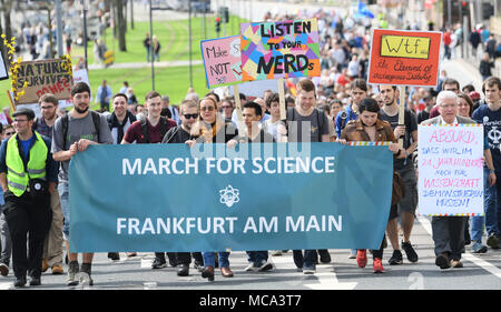 Frankfurt, Deutschland, am 14. April 2018. Mehrere hundert Studenten und Wissenschaftler beteiligen sich an der 'March für die Wissenschaft' im Zentrum der Stadt. Zum zweiten Mal, Menschen auf der ganzen Welt für die freie Forschung und gegen Populismus demonstrieren. Foto: Arne Dedert/dpa Stockfoto