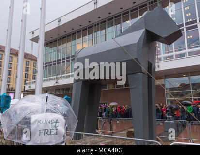 13 April 2018, Deutschland, Dresden: Das Kunstwerk "Trojanisches Pferd" (Lit. Trojanisches Pferd) ist vor dem Kulturpalast (lit. Kultur Palast). Es ist aus dem Verein "ProMitsprache" (Lit. ForCodetermination), eine Bürger-Gruppe, die die Zuwanderung von Flüchtlingen kritisiert. Die umstrittene Installation soll in der Stadt, bis 16. April vorgelegt werden. Foto: dpa-Zentralbild/dpa Stockfoto