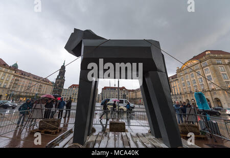 13 April 2018, Deutschland, Dresden: Das Kunstwerk "Trojanisches Pferd" (Lit. Trojanisches Pferd) ist vor dem Kulturpalast (lit. Kultur Palast). Es ist aus dem Verein "ProMitsprache" (Lit. ForCodetermination), eine Bürger-Gruppe, die die Zuwanderung von Flüchtlingen kritisiert. Die umstrittene Installation soll in der Stadt, bis 16. April vorgelegt werden. Foto: dpa-Zentralbild/dpa Stockfoto