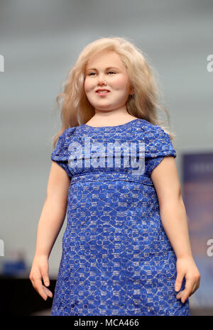 Die 1. Prinzessin Amalia Puppe von der russischen Puppe Künstlerin Elena Timkaeva an der kunst Puppen Expo in Amsterdam, am 14. April 2018 offiziell vorgestellt durch den 18-jährigen Zwillingsschwestern Mylène und Rosanne Waalewijn Amalia Puppe 69 cm hoch an der Auktion Website Catawiki versteigert wird und der Gewinn geht an die Liebe der einen Wunsch, die Einnahmen aus der Ausstellung von 30 Künstlern auch die Nächstenliebe, die Make-A-Wish in seiner Gesamtheit Foto: Albert Nieboer/Niederlande/Point de Vue, · KEINE LEITUNG SERVICE · Foto: Albert Nieboer/Royal drücken Sie Europa/RPE Stockfoto