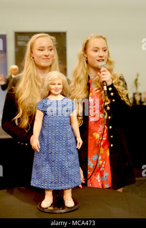 Die 1. Prinzessin Amalia Puppe von der russischen Puppe Künstlerin Elena Timkaeva an der kunst Puppen Expo in Amsterdam, am 14. April 2018 offiziell vorgestellt durch den 18-jährigen Zwillingsschwestern Mylène und Rosanne Waalewijn Amalia Puppe 69 cm hoch an der Auktion Website Catawiki versteigert wird und der Gewinn geht an die Liebe der einen Wunsch, die Einnahmen aus der Ausstellung von 30 Künstlern auch die Nächstenliebe, die Make-A-Wish in seiner Gesamtheit Foto: Albert Nieboer/Niederlande/Point de Vue, · KEINE LEITUNG SERVICE · Foto: Albert Nieboer/Royal drücken Sie Europa/RPE Stockfoto