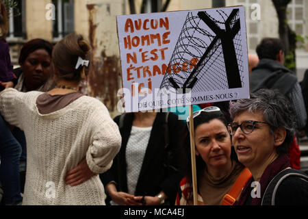 Marseille, Frankreich, 14. April 2018. Ein Demonstrationen statt in Marseille fordert die französische Regierung auf, die Situation für Asylsuchende und Flüchtlinge durch die Erleichterung und Beschleunigung der Asylverfahren und die Reduzierung der Bearbeitungszeit zu verbessern. Die Teilnehmer forderten auch ein Ende der Ablehnung von Asylbewerbern, die ihre Fingerabdrücke in anderen Ländern genommen hatte, und für mehr Zugang zu Sozialwohnungen für Flüchtlinge Credit: Louai Barakat/IMAGESLIVE/ZUMA Draht/Alamy leben Nachrichten Stockfoto