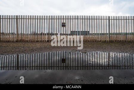 Cockenzie, UK. 14. April 2018. Der Standort der ehemaligen Cockenzie power station in East Lothian, Schottland. Eine Zeile hat begonnen mit Bedenken über die Schottische staatsanteile Entscheidung zu Òcall inÓ eine Planung Anwendung von Red Rock Power auf erneuerbare Energieträger sub-Station auf dem Aufstellungsort zu errichten. Red Rock Power, Teil von Chinas größten staatlichen Investitionsfonds, der staatlichen Entwicklung und Investment Corporation (SDIC), will die die Sub-Station, um Energie aus dem Zoll Kap Offshore-Windpark Feed, in der Nähe von Angus, in das nationale Stromnetz. Credit: Iain Masterton/Alamy leben Nachrichten Stockfoto