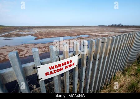 Cockenzie, UK. 14. April 2018. Der Standort der ehemaligen Cockenzie power station in East Lothian, Schottland. Eine Zeile hat begonnen mit Bedenken über die Schottische staatsanteile Entscheidung zu Òcall inÓ eine Planung Anwendung von Red Rock Power auf erneuerbare Energieträger sub-Station auf dem Aufstellungsort zu errichten. Red Rock Power, Teil von Chinas größten staatlichen Investitionsfonds, der staatlichen Entwicklung und Investment Corporation (SDIC), will die die Sub-Station, um Energie aus dem Zoll Kap Offshore-Windpark Feed, in der Nähe von Angus, in das nationale Stromnetz. Credit: Iain Masterton/Alamy leben Nachrichten Stockfoto