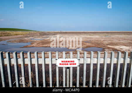 Cockenzie, UK. 14. April 2018. Der Standort der ehemaligen Cockenzie power station in East Lothian, Schottland. Eine Zeile hat begonnen mit Bedenken über die Schottische staatsanteile Entscheidung zu Òcall inÓ eine Planung Anwendung von Red Rock Power auf erneuerbare Energieträger sub-Station auf dem Aufstellungsort zu errichten. Red Rock Power, Teil von Chinas größten staatlichen Investitionsfonds, der staatlichen Entwicklung und Investment Corporation (SDIC), will die die Sub-Station, um Energie aus dem Zoll Kap Offshore-Windpark Feed, in der Nähe von Angus, in das nationale Stromnetz. Credit: Iain Masterton/Alamy leben Nachrichten Stockfoto