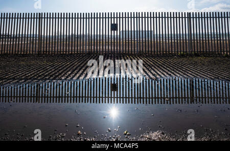 Cockenzie, UK. 14. April 2018. Gelände der ehemaligen Cockenzie power station in East Lothian, Schottland. Eine Zeile hat begonnen mit Bedenken über die Schottische staatsanteile Entscheidung zu Òcall inÓ eine Planung Anwendung von Red Rock Power auf erneuerbare Energieträger sub-Station auf dem Aufstellungsort zu errichten. Red Rock Power, Teil von Chinas größten staatlichen Investitionsfonds, der staatlichen Entwicklung und Investment Corporation (SDIC), will die die Sub-Station, um Energie aus dem Zoll Kap Offshore-Windpark Feed, in der Nähe von Angus, in das nationale Stromnetz. Credit: Iain Masterton/Alamy leben Nachrichten Stockfoto