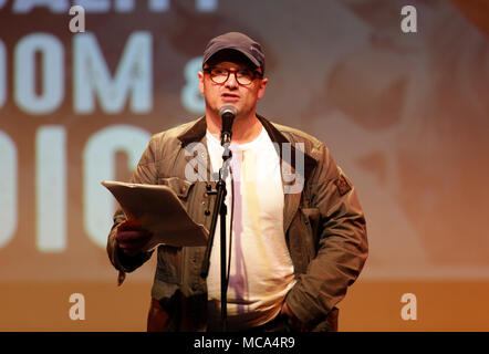 Dublin, Irland. 14. April 2018. Oscar-nominierten Regisseur Lenny Abrahamson Adressen der ROSA organisierten Kundgebung für Gleichheit, Freiheit und Wahl an Liberty Hall heute vor der Volksabstimmung über den Ausbau der Achte Änderung der irischen Verfassung, entspricht das Recht des ungeborenen Lebens mit dem Leben der Mutter. Credit: Laura Hutton/Alamy Leben Nachrichten. Stockfoto