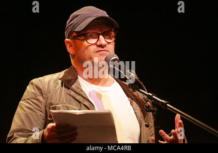 Dublin, Irland. 14. April 2018. Oscar-nominierten Regisseur Lenny Abrahamson Adressen der ROSA organisierten Kundgebung für Gleichheit, Freiheit und Wahl an Liberty Hall heute vor der Volksabstimmung über den Ausbau der Achte Änderung der irischen Verfassung, entspricht das Recht des ungeborenen Lebens mit dem Leben der Mutter. Credit: Laura Hutton/Alamy Leben Nachrichten. Stockfoto