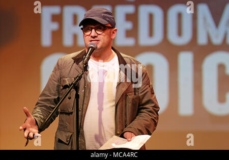 Dublin, Irland. 14. April 2018. Oscar-nominierten Regisseur Lenny Abrahamson Adressen der ROSA organisierten Kundgebung für Gleichheit, Freiheit und Wahl an Liberty Hall heute vor der Volksabstimmung über den Ausbau der Achte Änderung der irischen Verfassung, entspricht das Recht des ungeborenen Lebens mit dem Leben der Mutter. Credit: Laura Hutton/Alamy Leben Nachrichten. Stockfoto