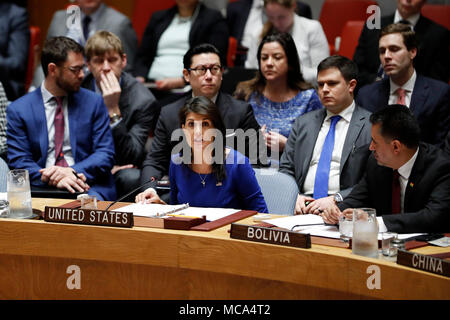 New York, USA, 14. April 2018. Vereinten Nationen, UN-Hauptquartier in New York. 14 Apr, 2018. Us-Botschafter bei den Vereinten Nationen Nikki Haley (L, vorne) Adressen eine Dringlichkeitssitzung des Sicherheitsrats über die Situation nach Luftangriffen in Syrien von den Vereinigten Staaten, Frankreich und Großbritannien, auf das UN-Hauptquartier in New York, am 14. April 2018. Credit: Li Muzi/Xinhua/Alamy leben Nachrichten Stockfoto