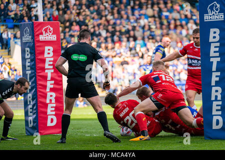 Der Warrington Wolves Mike Cooper Kerben seine Seiten zuerst versuchen, 14. April 2018, Halliwell Jones Stadium Mike Gregory Weg, Warrington, WA2 7NE, England; Betfred Super League Rugby, Runde 11, Warrington Wolves v Hull Kingston Rovers Stockfoto