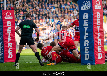 Der Warrington Wolves Mike Cooper Kerben seine Seiten zuerst versuchen, 14. April 2018, Halliwell Jones Stadium Mike Gregory Weg, Warrington, WA2 7NE, England; Betfred Super League Rugby, Runde 11, Warrington Wolves v Hull Kingston Rovers Stockfoto