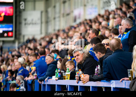 Ventilatoren für Kick Off 14. April 2018 warten, der Halliwell Jones Stadium Mike Gregory Weg, Warrington, WA2 7NE, England; Betfred Super League Rugby, Runde 11, Warrington Wolves v Hull Kingston Rovers Stockfoto