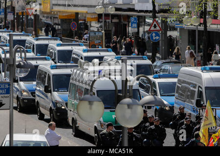 Mannheim, Deutschland. 14. April 2018. Eine große Anzahl von Polizei Transporter folgen Sie den Protestmarsch. Kurden und Deutschen Unterstützer marschierten durch Mannheim gegen die anhaltende Besetzung der syrischen Stadt Afrin, die von der Kurdischen Bevölkerung Schutz (YPG) gesteuert wurde, bevor es von der türkischen Armee erobert haben zu protestieren. Sie protestierten auch gegen die deutsche Beteiligung über Waffenexporte in die Türkei. Quelle: Michael Debets/Alamy leben Nachrichten Stockfoto