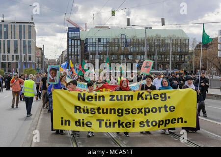 Mannheim, Deutschland. 14. April 2018. Die Demonstranten tragen ein Transparent mit der Aufschrift 'Nein zum Krieg - Stop Waffen exportieren in die Türkei". Kurden und Deutschen Unterstützer marschierten durch Mannheim gegen die anhaltende Besetzung der syrischen Stadt Afrin, die von der Kurdischen Bevölkerung Schutz (YPG) gesteuert wurde, bevor es von der türkischen Armee erobert haben zu protestieren. Sie protestierten auch gegen die deutsche Beteiligung über Waffenexporte in die Türkei. Quelle: Michael Debets/Alamy leben Nachrichten Stockfoto