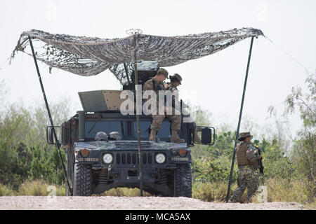 Texas National Guard Truppen Mann einen Beobachtungsposten entlang dem Rio Grande Fluss entlang der United States-Mexico Grenze im Süden von Texas. Stockfoto