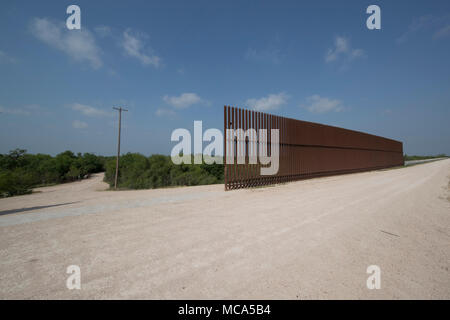 Ein unvollendetes Kapitel des Sicherheitszauns zwischen den Vereinigten Staaten und Mexiko sitzt auf einem Deich des Rio Grande Flusses auf die Texas Seite der internationalen Grenze in Hidalgo County. Stockfoto