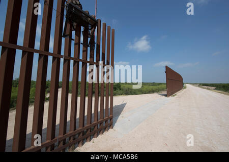 Ein unvollendetes Kapitel des Sicherheitszauns zwischen den Vereinigten Staaten und Mexiko sitzt auf einem Deich des Rio Grande Flusses auf die Texas Seite der internationalen Grenze in Hidalgo County. Stockfoto