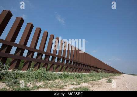 Ein unvollendetes Kapitel des Sicherheitszauns zwischen den Vereinigten Staaten und Mexiko sitzt auf einem Deich des Rio Grande Flusses auf die Texas Seite der internationalen Grenze in Hidalgo County. Stockfoto