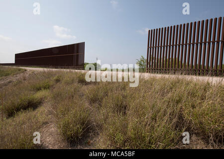 Ein unvollendetes Kapitel des Sicherheitszauns zwischen den Vereinigten Staaten und Mexiko sitzt auf einem Deich des Rio Grande Flusses auf die Texas Seite der internationalen Grenze in Hidalgo County. Stockfoto