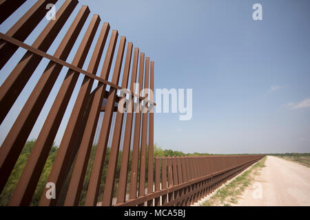 Ein unvollendetes Kapitel des Sicherheitszauns zwischen den Vereinigten Staaten und Mexiko sitzt auf einem Deich des Rio Grande Flusses auf die Texas Seite der internationalen Grenze in Hidalgo County. Stockfoto