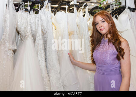 ExCel London, London, 14. April 2018. Ein Assistent von 'Bell Amore' die Sammlung zeigt. Die nationalen Hochzeit Show findet im ExCel Exhibition Centre in London an diesem Wochenende, präsentieren die neuesten Trends, Hochzeitssuite, Accessoires, Kleider und alles rund um Planung der perfekten Hochzeit. Credit: Imageplotter Nachrichten und Sport/Alamy leben Nachrichten Stockfoto