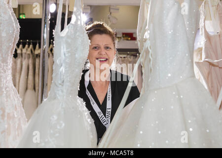 ExCel London, London, 14. April 2018. Die nationalen Hochzeit Show findet im ExCel Exhibition Centre in London an diesem Wochenende, präsentieren die neuesten Trends, Hochzeitssuite, Accessoires, Kleider und alles rund um Planung der perfekten Hochzeit. Credit: Imageplotter Nachrichten und Sport/Alamy leben Nachrichten Stockfoto