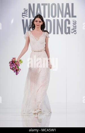 ExCel London, London, 14. April 2018. Ein Modell zeigt eine komplizierte Hochzeit Kleid auf dem Laufsteg. Die nationalen Hochzeit Show findet im ExCel Exhibition Centre in London an diesem Wochenende, präsentieren die neuesten Trends, Hochzeitssuite, Accessoires, Kleider und alles rund um Planung der perfekten Hochzeit. Credit: Imageplotter Nachrichten und Sport/Alamy leben Nachrichten Stockfoto