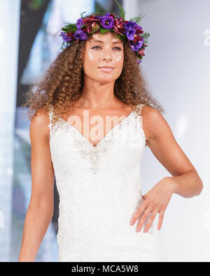 ExCel London, London, 14. April 2018. Schöne Hüte und Kopf dressings von Models auf dem Laufsteg gezeigt. Die nationalen Hochzeit Show findet im ExCel Exhibition Centre in London an diesem Wochenende, präsentieren die neuesten Trends, Hochzeitssuite, Accessoires, Kleider und alles rund um Planung der perfekten Hochzeit. Credit: Imageplotter Nachrichten und Sport/Alamy leben Nachrichten Stockfoto